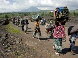 Refugiados ruandeses huyen del país por la violencia. La mayoría de los ciudadanos se dirigen hacia Burundi. S. ELLIOT  /