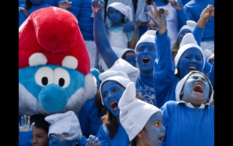 Los asistentes se tomaron la foto del recuerdo afuera del Estadio Azteca. AFP  /