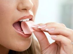 El aumento en la salivación que se produce al masticar chicle contribuye a mejorar la digestión y el metabolismo. ESPECIAL  /