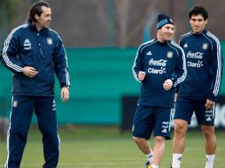 Lionel Messi (centro) es el referente en el ataque del equipo argentino que dirige Sergio Batista (izq.). EFE  /
