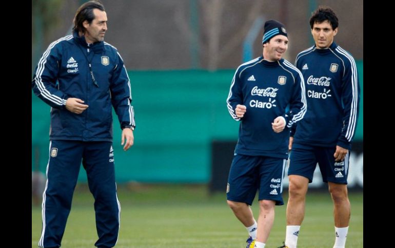 Lionel Messi (centro) es el referente en el ataque del equipo argentino que dirige Sergio Batista (izq.). EFE  /