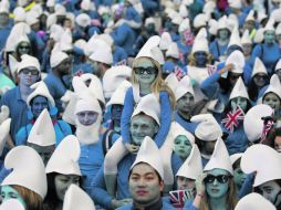 Londres fue una de las ciudades que convocó a un mayor número de fanáticos a romper el récord en el ''Día de los Pitufos''. AFP  /