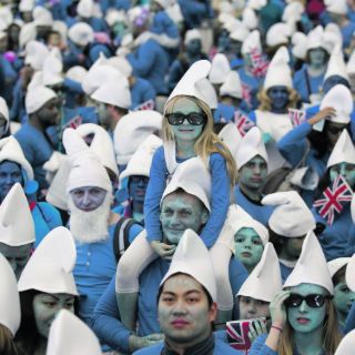 Los Pitufos pintan el mundo de azul