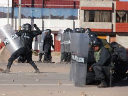 Miembros de la Policía se enfrentan a los manifestantes en el aeropuerto de la ciudad de Juliaca. EFE  /