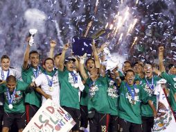 Jugadores del Tricolor festejan y levantan el trofeo que los consagra como campeones de la Copa Oro. REUTERS  /