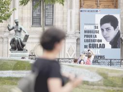 Imagen del  soldado en cautiverio se aprecia en París en una forma de protesta. AP  /
