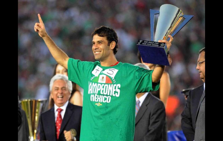 Rafael Márquez cargando la Copa Oro.EFE  /