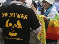 Manifestantes muestran pancartas en la manifestación ocurrida en Fukushima. REUTERS  /