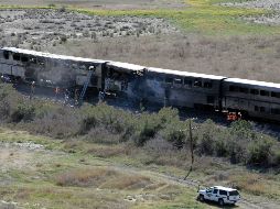 Equipos de emergencia trabajan a los alrededores del accidente de la colisión del tren. AP  /