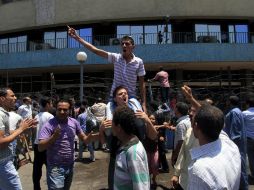 Manifestantes molestos ante la cancelación de juicio. AP  /