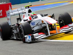 Sergio Pérez salió desde la posición 16 en la parrilla pero remontó cinco lugares. ESPECIAL  /