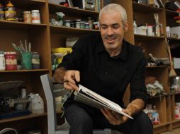 Pedro Escapa trabaja en la serie Abstracción figurativa de lo conceptual y otras maneras. S. NUÑEZ  /