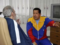 El 18 de junio, Fidel Castro (izquierda), visitó en un hospital de La Habana al mandatario de Venezuela, Hugo Chávez. REUTERS  /