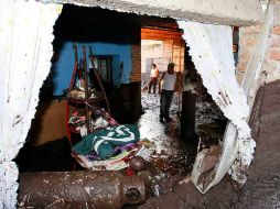 El nivel de lodo en casas y calles ha disminuido ante los trabajos de autoridades y vecinos. E. PACHECO  /