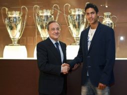 Raphaël Varane, nuevo jugador del equipo blanco, tras la firma del contrato. EFE  /