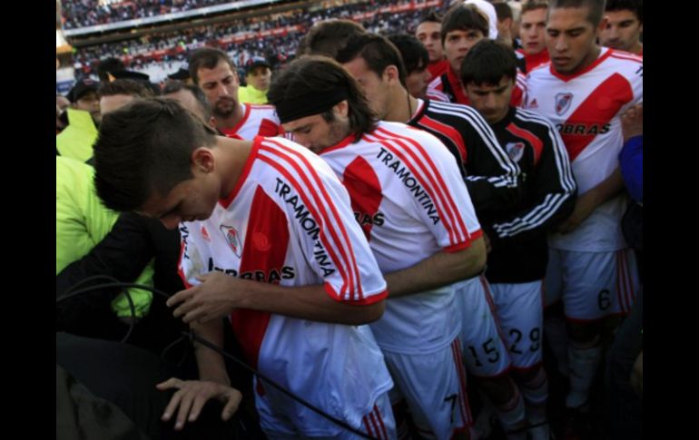 Jugadores del River Plate luego de su descenso al perder contra Belgrano. AP  /