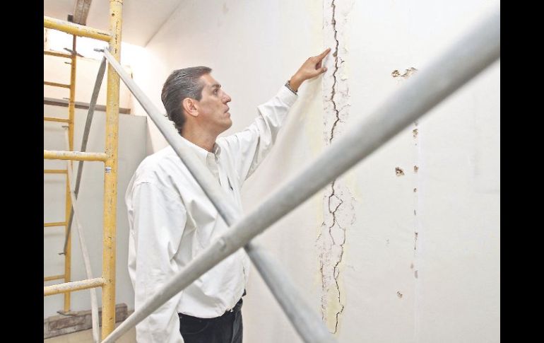 Hijo del dueño de la finca, muestra el daño generado por las obras en su propiedad. A. CAMACHO  /