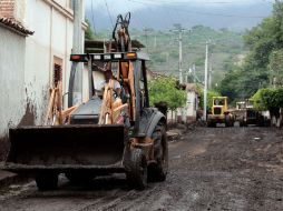 Se espera que las labores de limpieza en San Miguel Cuyutlán concluyan el martes. A. HINOJOSA  /