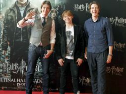 Rupert Grint (c), James y Oliver Phelps, posan para la prensa a su llegada al estreno de la última parte de Harry Potter. EFE  /