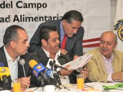 El diputado Arturo Zamora junto con el dirigente partidista Rafael González Pimienta. S. NÚÑEZ  /