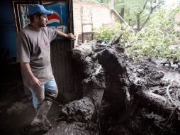 Uno de los afectados, tras el deslave del Cerro Viejo el sábado pasado. A. HINOJOSA.  /