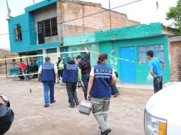 En la colonia Santa Rosa del Valle, peritos ingresaron al domicilio de la víctima, quien murió arriba de un tejabán. O. RUVALCABA.  /