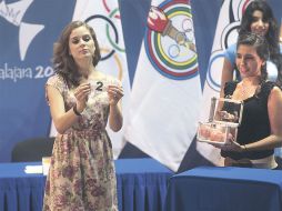 La gimnasta tapatía Cynthia Valdez fue invitada para sacar las pelotitas de las urnas para ir configurando los grupos. S. NÚÑEZ  /