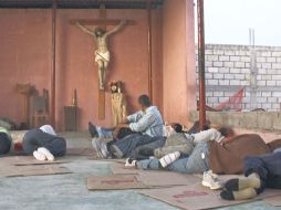 Migrantes centroamericanos descansan en una casa para su atención cerca a Medias Aguas, en Veracruz. EFE  /