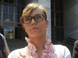 Chiara Danese, una de las dos jóvenes que con 18 años acudieron a las fiestas del primer ministro, sale de la Fiscalía. EFE  /