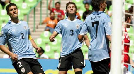 Jugadores de Uruguay durante el juego contra Inglaterra. MEXSPORT  /