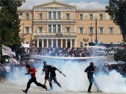 La sesión se celebró en medio de disturbios entre la policía y cientos de manifestantes en las afueras del Parlamento. EFE  /