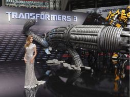 La actriz y modelo británica Rosie Huntington-Whiteley posa al llegar al estreno de la película 'Transformers 3'. EFE  /