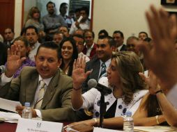 Los diputados Salvador Barajas del Toro y Elisa  Ayón votaron a favor de determinar que no existía ninguna irregularidad. M. FREYRIA  /