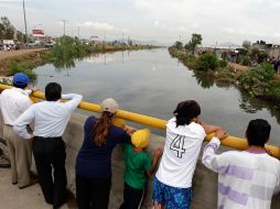 Habitantes de Ecatepec miran el desbordado canal del bordo de Xochiaca. REUTERS  /