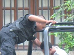 Al recibir una denuncia telefónica, la policía municipal organizó un operativo para capturar al asaltante. ARCHIVO  /