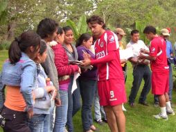 Omar Arellano firmando autógrafos para los empleados del lugar. A. Ramírez  /