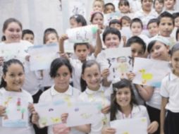 Los niños aprenden el proceso de elaboración de un periódico.  /