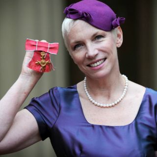 Annie Lennox recibe presea en Buckingham
