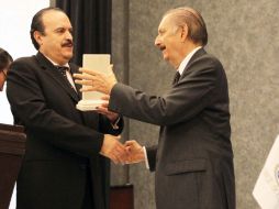 Salvador Cuevas Acuña (derecha) entrega una estatuilla de mármol español a Javier Gutiérrez Treviño. A. CAMACHO  /