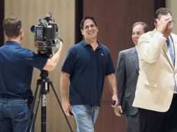 El dueño de los Mavericks de Dallas, Mark Cuban (de azul) sale de la junta que sostuvieron los propietarios de la Liga el martes.AP  /