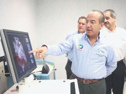 Felipe Calderón señala parte de la tecnología que ofrece el Seguro Popular en el Hospital General de Acámbaro. EL UNIVERSAL  /