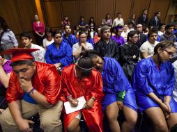 Cientos de jóvenes indocumentados, muchos de ellos mexicanos, asisten a la primera audiencia del Senado. EFE  /