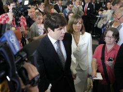 El ex gobernador de Illinois se retira de una conferencia de prensa, acompañado de su esposa. AP  /