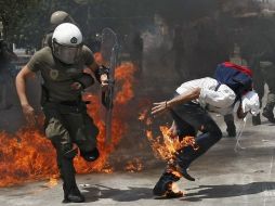 Los jóvenes encapuchados arrojaron bombas incendiarias y trozos de mármol a los policías. REUTERS  /