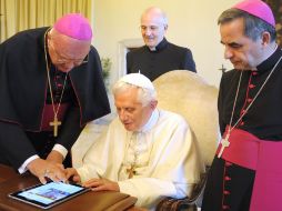 El Sumo Pontífice usa el iPad para publicar su primer tuit en promoción del portal informativo del Vaticano. AFP  /