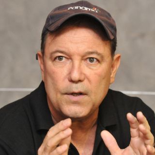 Blades alista la publicación de primer libro de poemas