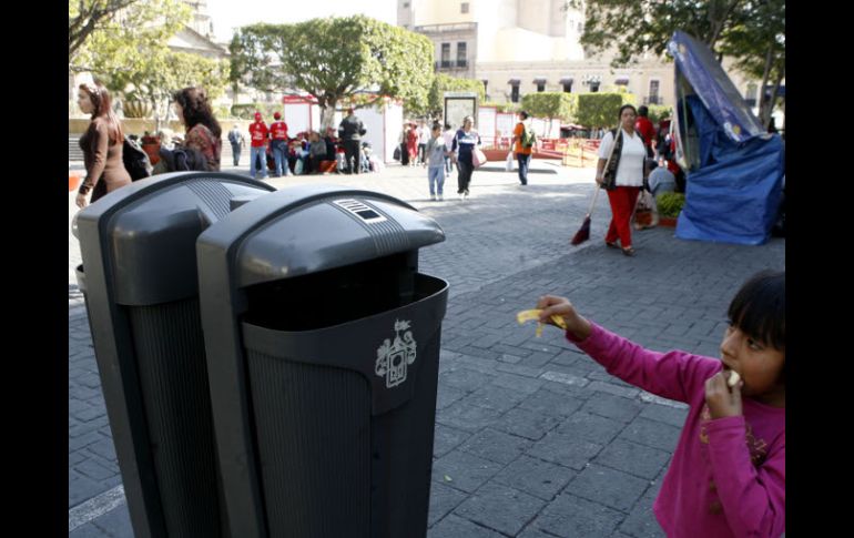El chip que contienen los botes no sirve para alertar cuando éstos se llenan de residuos. ARCHIVO  /