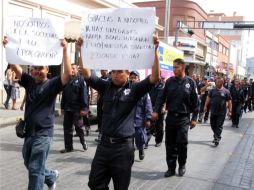 Policías nayaritas mantienen plantón frente al Palacio de Gobierno en espera de ser resueltas sus demandas salariales. NOTIMEX  /