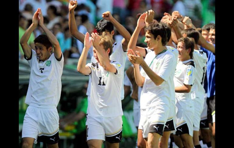 Los uzbekos celebran su pase a los cuartos de final del Mundial. MEXSPORT  /