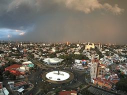 Vista de la zona de la Minerva durante la lluvia de esta tarde. Foto tomada de twitter @chaac_tlaloc  /